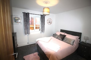 2 bedrooms, desk, iron/ironing board, free WiFi - New Build - 2 Bed Bungalow - Large Enclosed Garden (Rotherham)