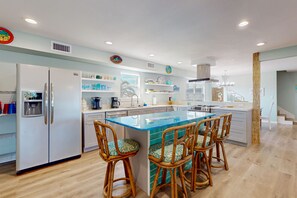 冷蔵庫、電子レンジ、オーブン、コンロ