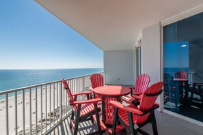 Outdoor dining - Lighthouse   1004 (Gulf Shores)