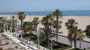 Una playa con palmeras y cielo despejado.