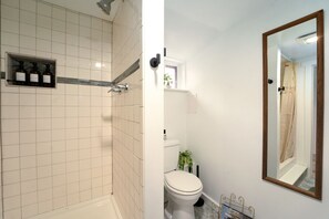 Chuveiro, secador de cabelo, toalhas de banho, sabonete