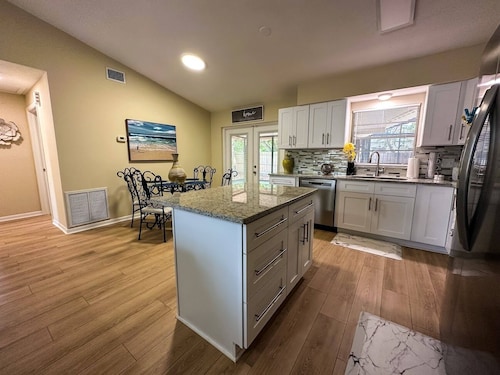 Cozy home w/open floor plan -- easy access to beaches, parks, and Bucs Stadium 