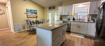 Cozy home w/open floor plan -- easy access to beaches, parks, and Bucs Stadium