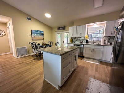 Cozy home w/open floor plan -- easy access to beaches, parks, and Bucs Stadium