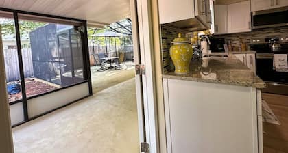 Cozy home w/open floor plan -- easy access to beaches, parks, and Bucs Stadium