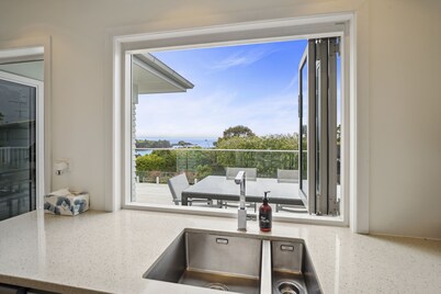 Sun-drenched Bach - Leigh Holiday Home