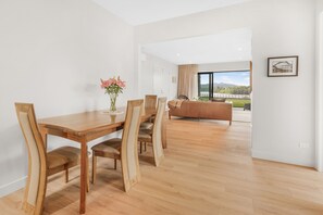 Dining - LakeSide Karapiro Downstairs Apartment (Cambridge)