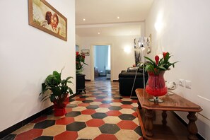 20-tums platt-tv med kabelkanaler