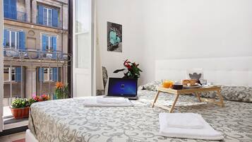 Caja de seguridad en la habitación, muebles diferentes y escritorio