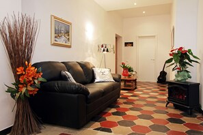 20-tums platt-tv med kabelkanaler