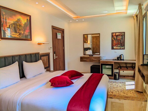 Deluxe Double Room | 1 bedroom, minibar, in-room safe, individually decorated