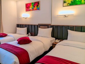 Deluxe Triple Room | Minibar, in-room safe, individually decorated, individually furnished - Petra Bermudez Hotel  (Wadi Musa)