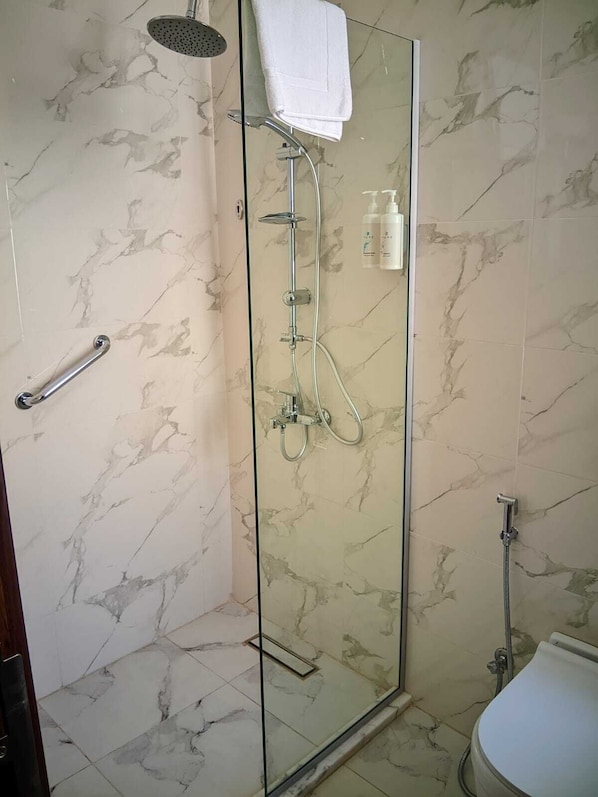 1 habitación, minibar y caja de seguridad en la habitación