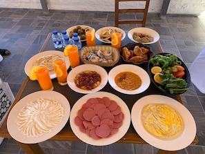 Desayuno buffet diario (USD 10 por persona)