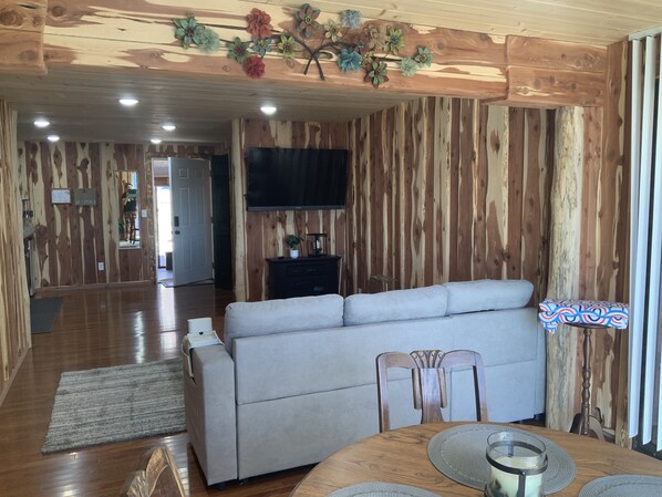 Interior - 2. Apartment with Lake View (Rockaway Beach)