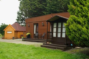Exterior - Cozy Cabin With Hot Tub Retreat in Anglesey (Gaerwen)