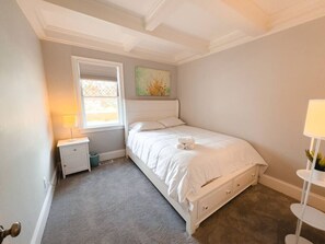 3 chambres, bureau, fer et planche à repasser, accès au Wi-Fi (inclus)