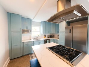 Réfrigérateur, four à micro-ondes, un four, surface de cuisson