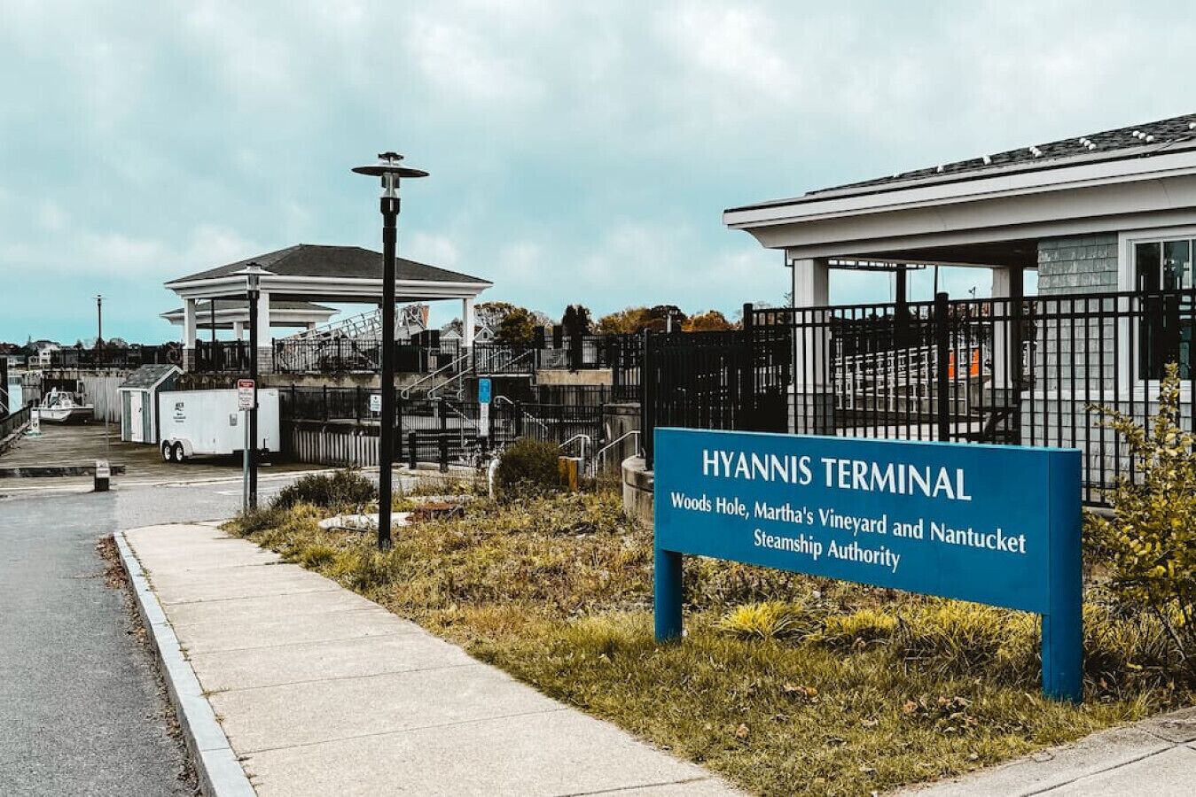 Bordje voor Hyannis Terminal met een goed overzicht van de omgeving, inclusief een gebouw, een hek en een straat.
