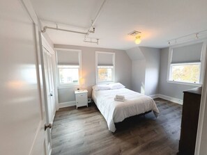 Unclassified image, 4 of 24, button - Waterfront 5-Bed 2-Bath Retreat (Barnstable)