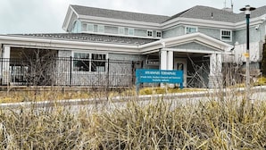 Un bâtiment sur lequel on peut lire l’inscription « Hyannis Terminal », et qui fait également référence à Woods Hole, Martha’s Vineyard et à la compagnie de navigation Nantucket Steamship Authority.