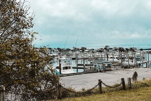 Marina - Waterfront 5-Bed 2-Bath Retreat (Barnstable)