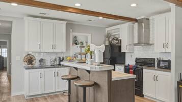 Een koelkast, een magnetron, een oven, een kookplaat