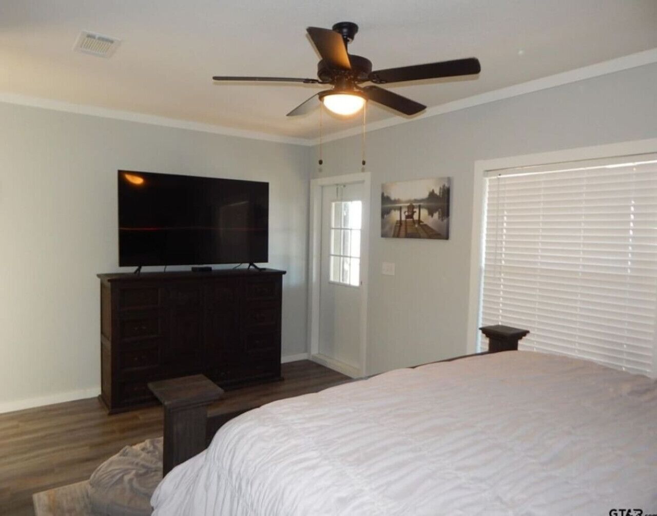 2 bedrooms, desk, iron/ironing board, WiFi