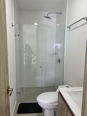 Dusche, Handtücher, Seife, Toilettenpapier