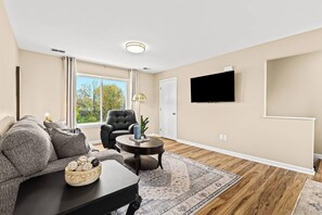 Televisor intel·ligent i llibres 