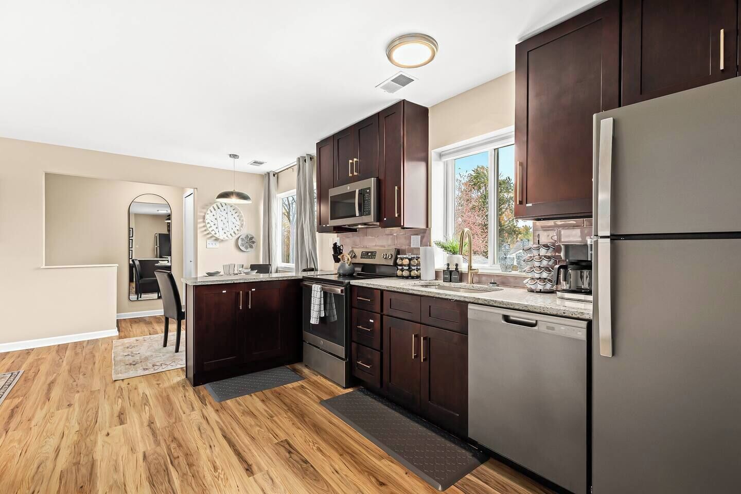 Frigorífico, microondas, horno y placa de cocina