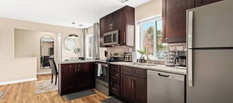 New!Contemporary UpperFlat Near Downtown Roseville