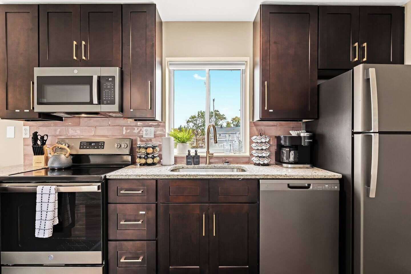 Kühlschrank, Mikrowelle, Ofen, Herdplatte