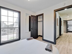 5 bedrooms, desk, iron/ironing board, WiFi