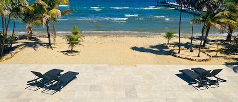 Una spiaggia nelle vicinanze, lettini da mare, teli da spiaggia