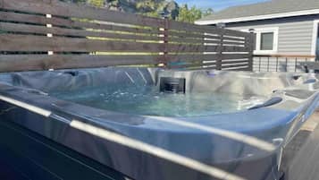 Bañera de hidromasaje al aire libre