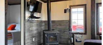 The Blue Bird- with hot tub