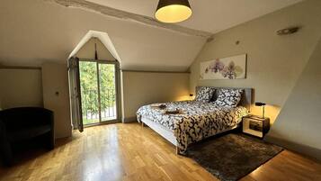 2 habitaciones, tabla de planchar con plancha y cuna de viaje