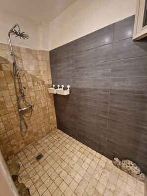 Dusche, Haartrockner, Toilettenpapier