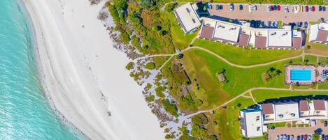 En la playa, sillas reclinables de playa