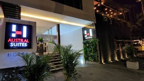 Front of property – evening/night - Hotel Austral Suites (Cali)