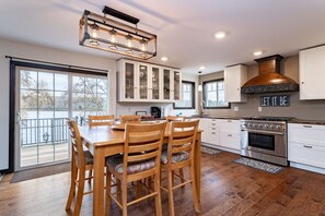 Fridge, microwave, oven, stovetop - The Lakeside - Hot Tub, Dog Friendly, Trail Acces - Pontoon Rental - On Lake Winter (Winter)