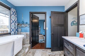 Hair dryer - The Lakeside - Hot Tub, Dog Friendly, Trail Acces - Pontoon Rental - On Lake Winter (Winter)