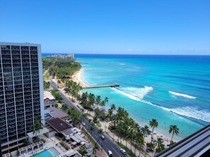 Accommodatie ligt op het strand, ligstoelen, strandlakens
