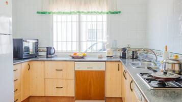 Een koelkast, een microgolfoven, een oven, een vaatwasser