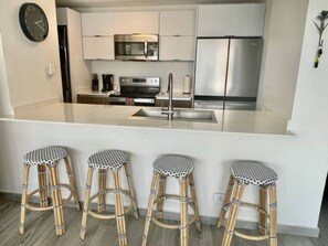 Jääkaappi, mikroaaltouuni, uuni, liesi