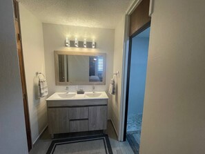 Regadera, secadora de cabello, toallas 