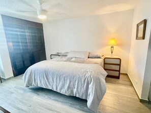 3 habitaciones, tabla de planchar con plancha y cuna de viaje 