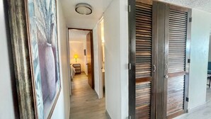 A hallway with a wooden door and a framed picture on the wall. - OT7-3 bedrooms near to everything (Carolina)