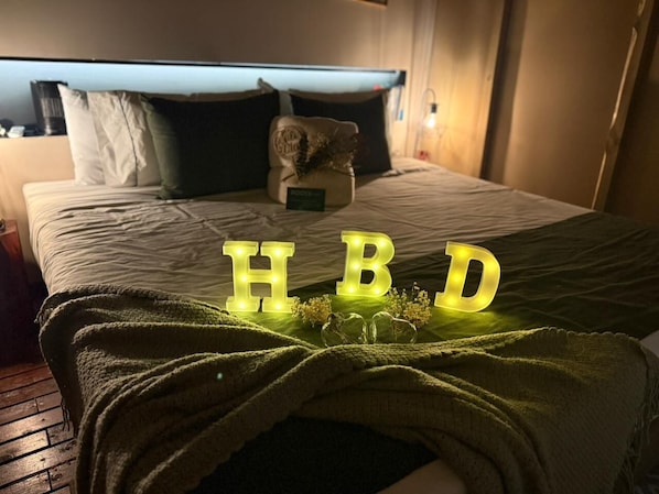 A bed with a sign reading "HBD" and a decorative item on the bed. - Luum Glamping by Roots Rentals (Marinilla)
